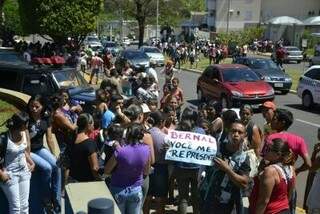 Parte de moradores desistiram de pressionar vereadores e foram em direção à Prefeitura (Foto: Cleber Gellio)