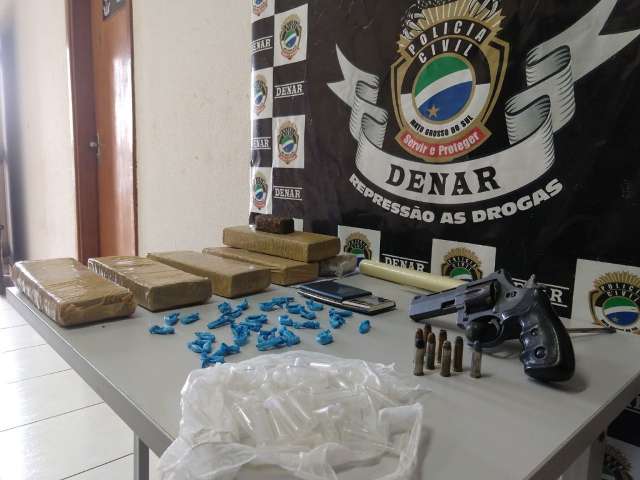 Casal tenta despistar pol&iacute;cia, mas &eacute; pego com drogas, arma e muni&ccedil;&otilde;es