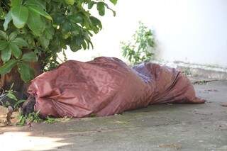 Vítima foi encontrada morta dentro de um saco de dormir. (Foto: Marcos Ermínio)