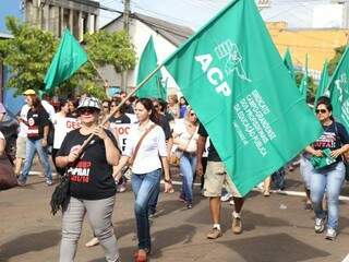 Professores pedem reajuste salarial durante passeata nesta quarta-feira (16) (Foto Fernando Antunes)
