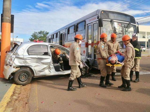 Idoso e gestante ficam feridos em acidente entre carro e &ocirc;nibus na Cear&aacute; 