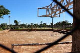 Quadra de esportes do Parque Antenor Martins; moradores reclamam da falta de manutenção (Foto: Eliel Oliveira)