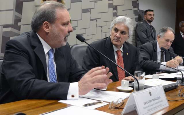 Ao lado de Delc&iacute;dio, ministro anuncia plano nacional de exporta&ccedil;&otilde;es