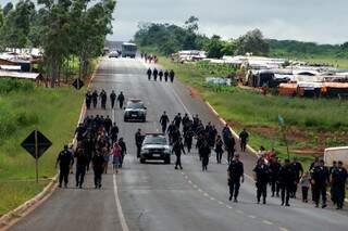 Polícia fechou rodovia para operação no acampamento. (Foto: Umberto Zum)