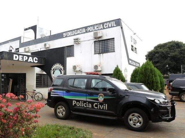Tr&ecirc;s pessoas s&atilde;o presas ao tentarem levar carro no golpe do envelope vazio