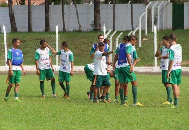 Naviraiense tem 48h com novo t&eacute;cnico para superar trauma do tapet&atilde;o