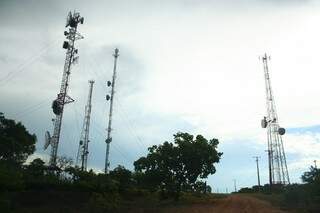 No pé do morro, antenas de rádio e televisão (Foto: Marcos Ermínio)
