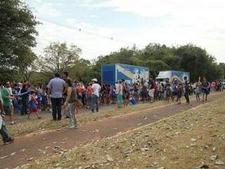 Pessoas se concentram para acompanhar a &#039;maratoninha&#039;. (Foto: João Paulo Gonçalves) 