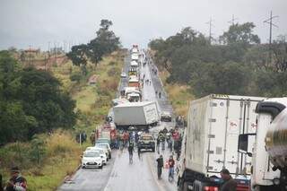 Houve congestionamento de aproximadamente dois quilômetros em cada sentido após colisão (Foto: Marcos Ermínio)
