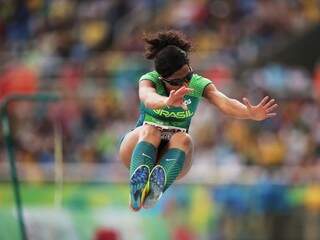 Silvana Costa saltando em distância nas Paralimpíadas do ano passado (Foto: Ministério do Esporte)