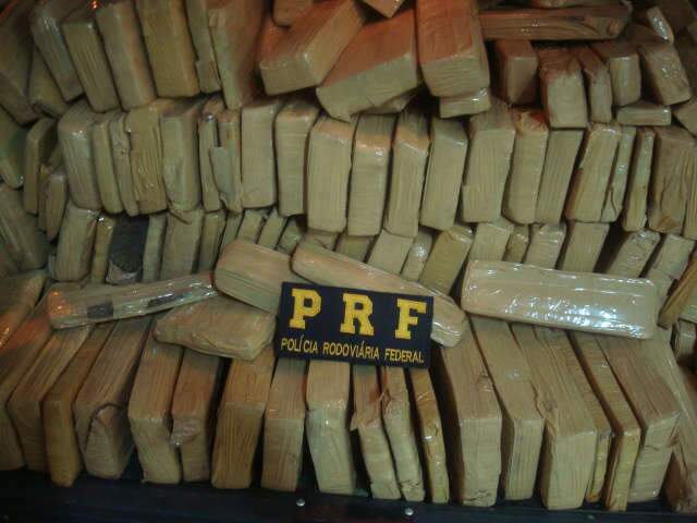  PRF apreende 481 kg de maconha e prende duas pessoas