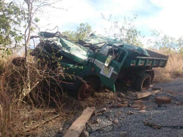 Caminh&atilde;o carregado com pedras tomba em estrada e 3 ficam feridos