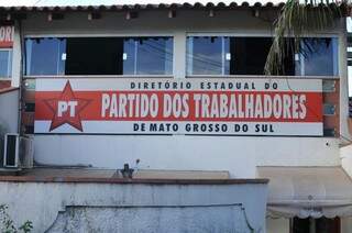 Caminhão de mudança foi ao Diretório Estadual do PT para levar os bens móveis (Foto: Alcides Neto)