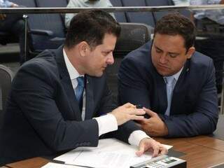 Deputados Renato Câmara (MDB) e Márcio Fernandes (MDB), durante sessão (Foto: Assessoria/ALMS)