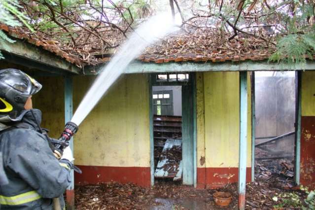Princ&iacute;pio de inc&ecirc;ndio mobiliza bombeiros em frente da Santa Casa