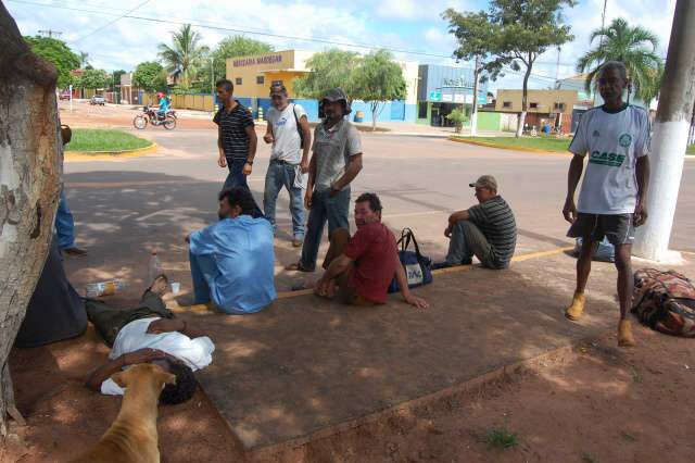  Carvoarias fecham e trabalhadores voltam a dormir na rua em Ribas do Rio Pardo