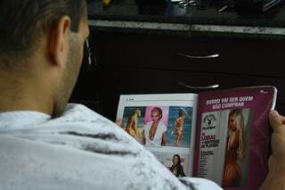No salão na Afonso Pena, revista masculina é exigência da clientela. 