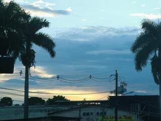 Em Campo Grande o dia amanheceu parcialmente nublado e há previsão de chuva no decorrer do dia. (Foto: Henrique Kawaminami)