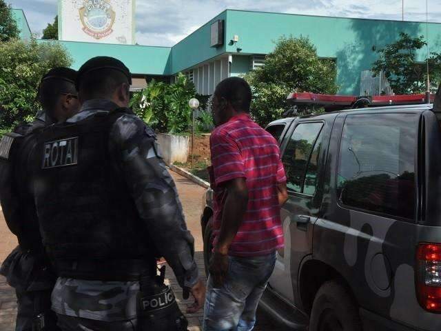 M&atilde;e e filha s&atilde;o feitas ref&eacute;ns por causa de d&iacute;vida de R$ 1,5 mil com pedreiro