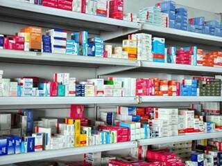 Na farmácia foram flagrados produtos vencidos desde janeiro ano; na lista estão até medicamentos indicado para asma (Foto: Divulgação/ Procon)