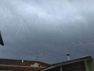 Céu fechado na tarde desta quarta, em Campo Grande. (Foto: Mayara Bueno).