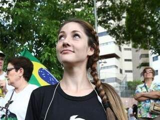 Raiza Escobar Mariank, 23 anos, com a camisa do deputado federal Jair Bolsonaro. (Foto: Marcos Ermínio