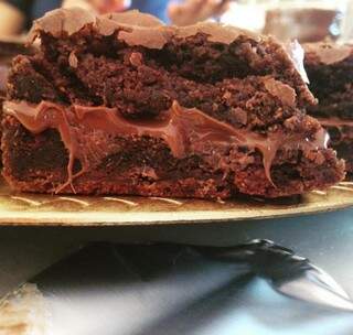 Os brownies, são recheados de nutella, chocolate branco ou doce de leite.(Foto:Reprodução Facebook)