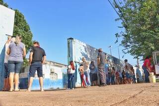 Eleitores chegaram cedo para votar na Escola Amando de Oliveira, em Campo Grande (Henrique Kawaminami)