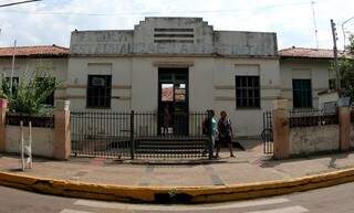 Construída em 1922, a Escola Caetano Pinto, em Miranda; foi reformada em 1993 na gestão do ex-governador Pedro Pedrossian (Foto: Arquivo)