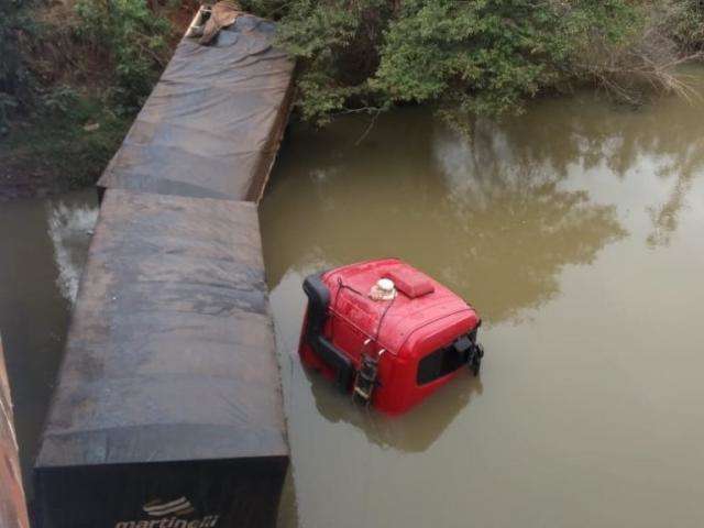 Carreta caiu em rio ap&oacute;s motorista dormir ao volante, diz pol&iacute;cia  