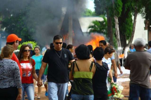 Vendedores e multid&atilde;o congestionam acesso aos cemit&eacute;rios da Capital