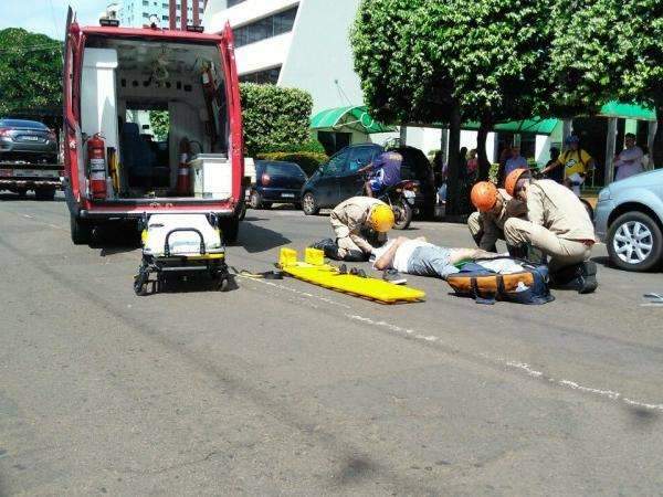 Tr&acirc;nsito fica lento no Centro ap&oacute;s motociclista ser atingido por caminh&atilde;o 