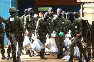 Equipe do Exército retirando material apreendido (Foto: André Bittar)