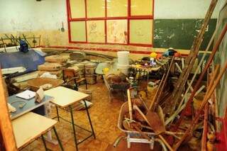 Sala de aula está ocupada por materiais de construção e carteiras escolares (Foto: Rodrigo Pazinato)