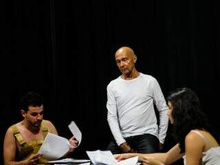 O elenco é formado pelos atores Yan Gabriel, Nathália Andrade e o próprio diretor da peça, Jair Damasceno