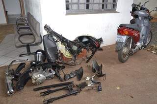 Peças de motocicleta foram encontradas em três residências. (Foto: Simão Nogueira)