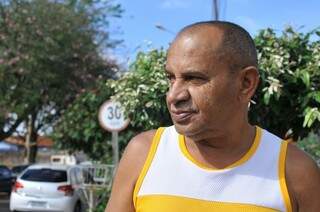 O vendedor Rildo Martins da Cruz acredita que mutirão incentiva moradores. (Foto:Alcides Neto)