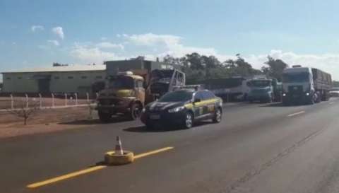 PRF escolta caminhões para abastecer postos em Dourados