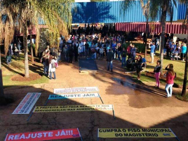 Em protesto por reajuste, professores fazem apita&ccedil;o em frente a prefeitura