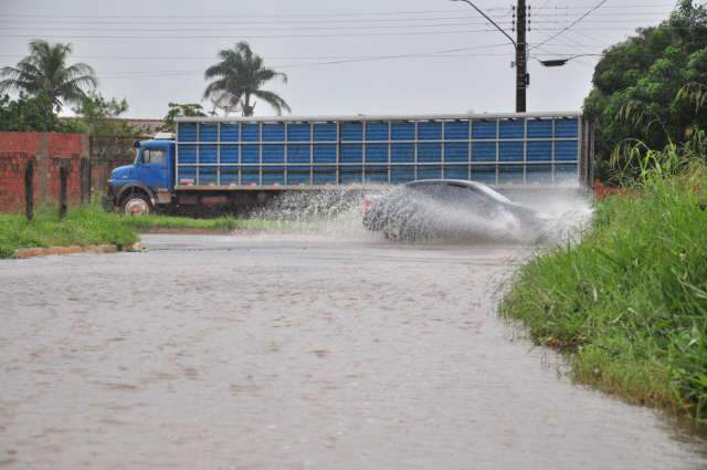  Moradores do Nova Campo Grande reclamam do rio formado pela &aacute;gua da chuva