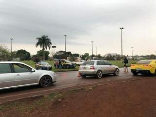 Carros sendo parados por policiais rodoviários federais na saída do parque de exposições de Dourados (Foto: Divulgação)