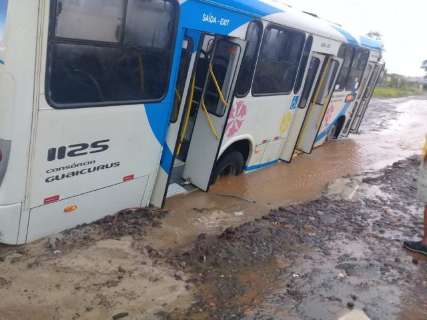 Ônibus fica atolado no Rita Vieira e quase tomba após forte chuva