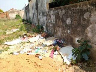 Lixos acumulados em casa abandona na Vila Glória em Campo Grande (Foto: Direto das ruas)