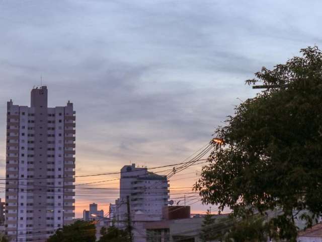 Sem grande mudan&ccedil;a no c&eacute;u, dia ser&aacute; de calor com pancadas de chuva 