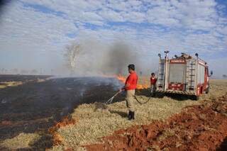 Bombeiros de Fátima do Sul usaram o caminhão pipa para conter as chamas. (Foto: Renato Vessani / Vicentina Online)