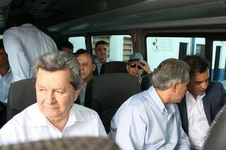 Na van, Neves conversa com Azambuja, pré-candidato a governador do PSDB (Foto: Marcos Ermínio)