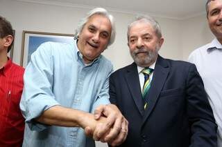 Lula posando na foto com Delcídio, após a reunião, na despedida do ex-presidente (Foto: Marcelo Victor)
