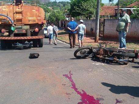 Jovem morre ao colidir moto com com caminh&atilde;o pipa