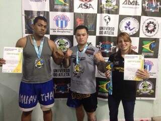 Campo-grandense (centro) se sagrou campeão brasileiro de Muay Thai. (Foto: Reprodução/Facebook)
