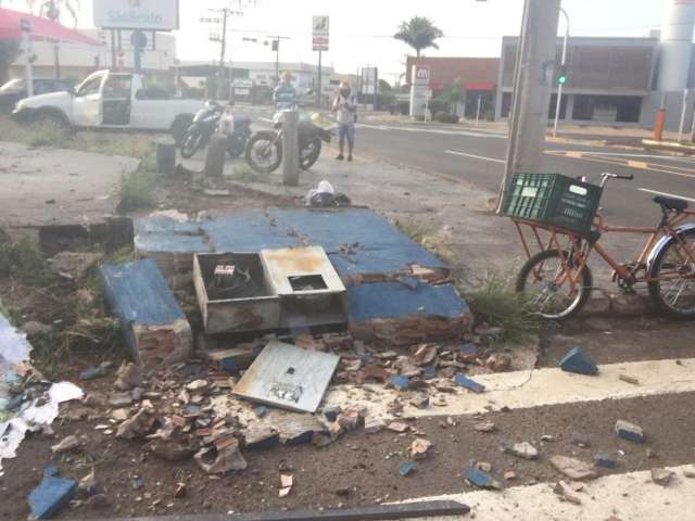 Em curva, condutor perde controle de Corolla destr&oacute;i muro e entorta outdoor 
